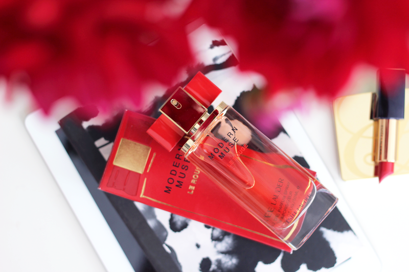 Estée Lauder Modern Muse Le Rouge flacon flatlay